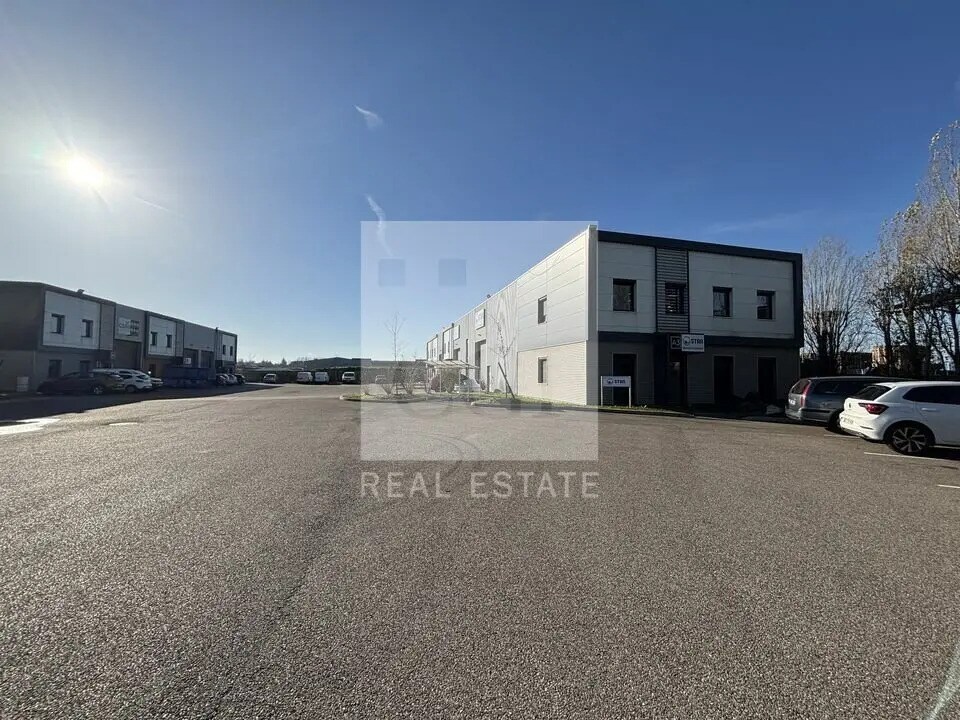 Local d’activités dans Saint-Priest à louer Photo de l’immeuble– Image 1 sur 9