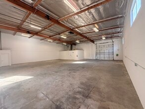 9627-9629 Owensmouth Ave, Chatsworth, CA à louer Photo intérieure– Image 1 sur 11