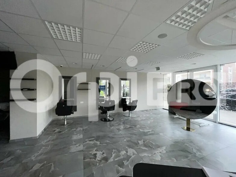 Local commercial dans La Verpillière à louer - Photo de l’immeuble – Image 2 sur 8