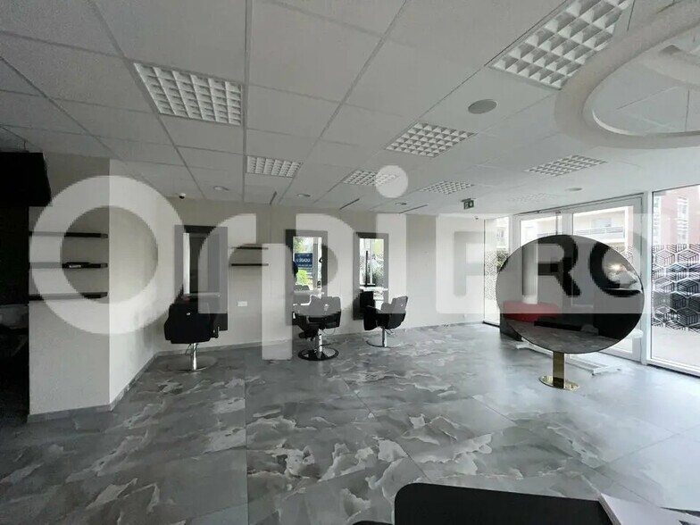 Local commercial dans La Verpillière à louer - Photo intérieure – Image 2 sur 8