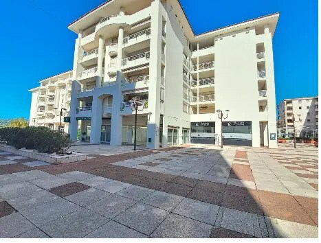 Local commercial dans Antibes à louer - Photo de l’immeuble – Image 3 sur 5