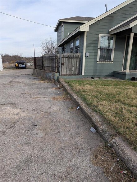 3120 N Main St, Fort Worth, TX à vendre - Photo de l’immeuble – Image 2 sur 4