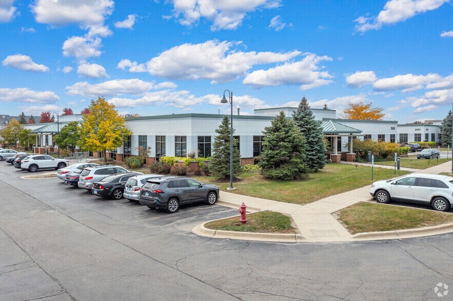 2501 Compass Rd, Glenview, IL à louer - Photo de l’immeuble – Image 2 sur 9