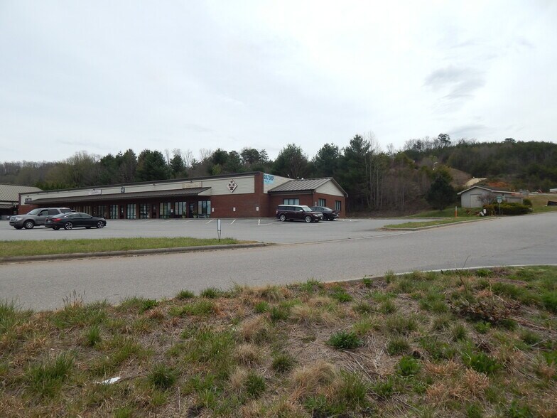 Macon Center Dr #B, Franklin, NC à vendre - Photo de l’immeuble – Image 2 sur 13