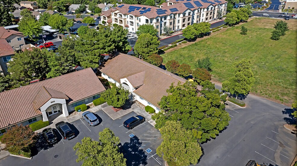 8109 Laguna Blvd, Elk Grove, CA à vendre - Photo de l’immeuble – Image 2 sur 18