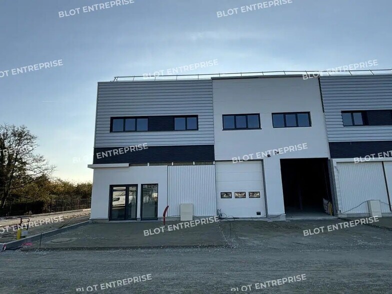 Local d’activités dans Saint-Aignan-Grandlieu à louer - Photo de l’immeuble – Image 1 sur 13