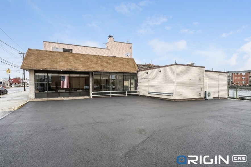 15913 Crossbay Blvd, Howard Beach, NY à louer - Photo de l’immeuble – Image 2 sur 5