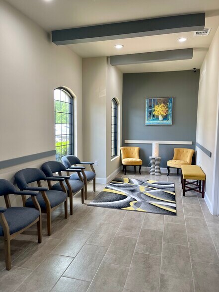 1740 W Virginia St, McKinney, TX à louer - Photo de l’immeuble – Image 1 sur 4