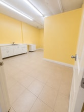 429 W Hallandale Beach Blvd, Hallandale, FL à louer Photo intérieure– Image 2 sur 12