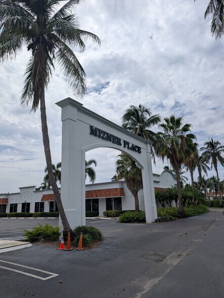 5601 Corporate Way, West Palm Beach, FL à louer - Photo de l’immeuble – Image 3 sur 10