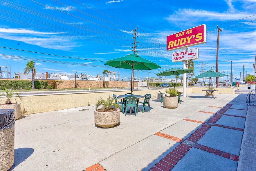 558 E Anaheim St, Wilmington, CA à vendre - Photo de l’immeuble – Image 3 sur 9