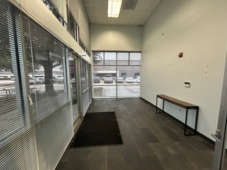 4343 W Royal Ln, Irving, TX à louer - Photo intérieure – Image 2 sur 22