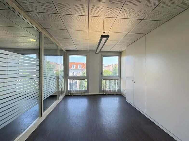 Bureau dans Villeurbanne à louer - Photo de l’immeuble – Image 3 sur 14