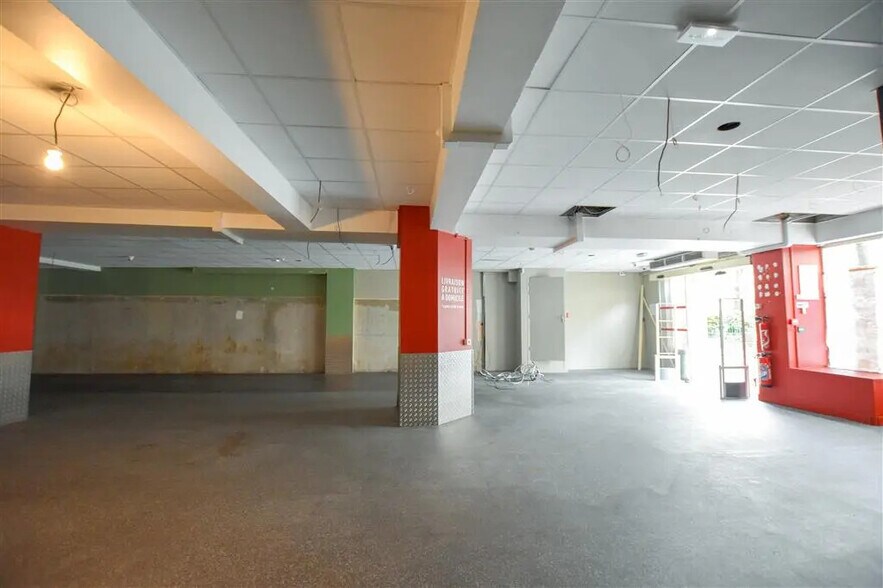 Local commercial dans Paris à louer - Photo de l’immeuble – Image 1 sur 9