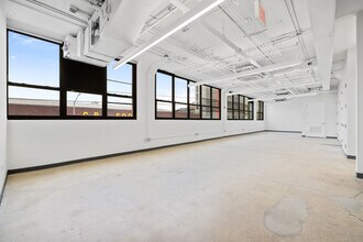 315 Meserole St, Brooklyn, NY à louer Photo intérieure– Image 1 sur 2
