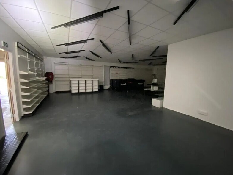 Local commercial dans Barjouville à louer - Photo de l’immeuble – Image 3 sur 15