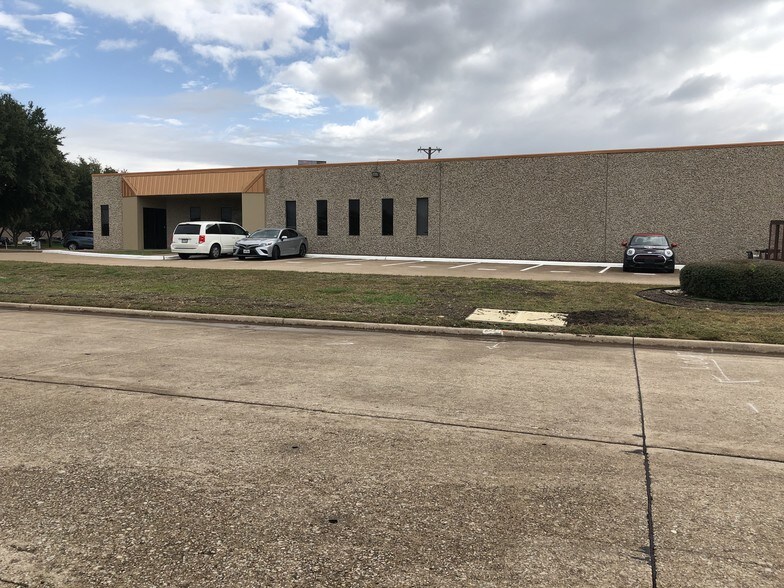 4300-4324 Sunbelt Dr, Addison, TX à louer - Photo de l’immeuble – Image 3 sur 7