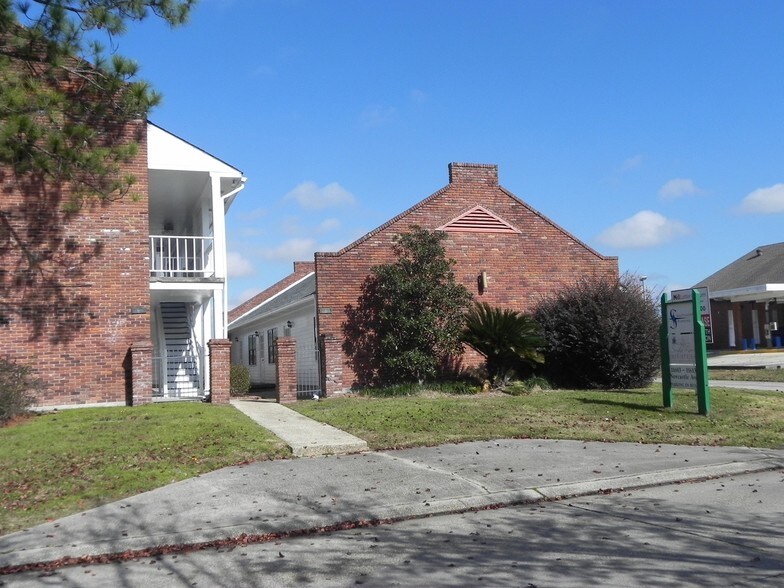 11613 Newcastle Ave, Baton Rouge, LA à vendre - Photo principale – Image 1 sur 1