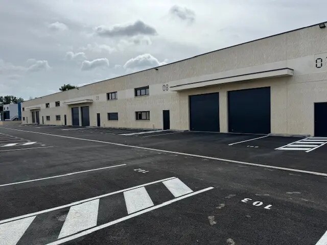 Local d’activités dans Tresses à louer - Photo de l’immeuble – Image 2 sur 5
