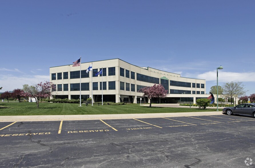 2323 E Capitol Dr, Appleton, WI à louer - Photo de l’immeuble – Image 1 sur 5