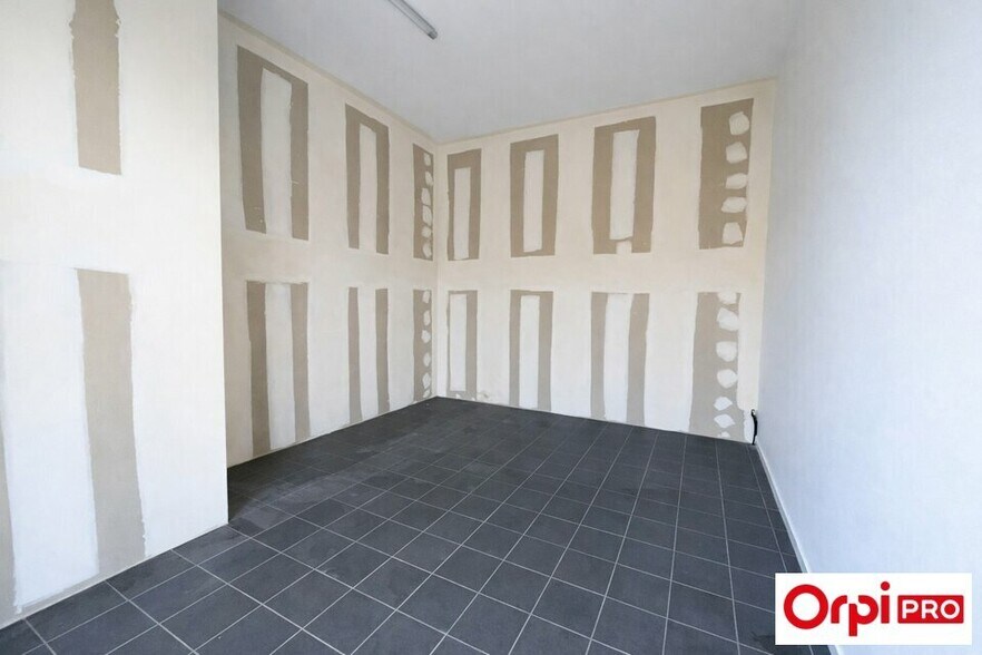 Bureau dans SÉRÉZIN-DU-RHÔNE à louer - Photo intérieure – Image 2 sur 10