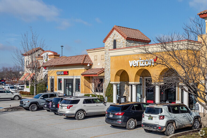 3931 N Shiloh Dr, Fayetteville, AR à louer - Photo de l’immeuble – Image 3 sur 4