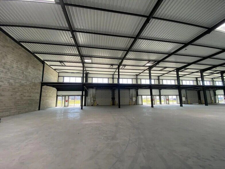 Local d’activités dans Le Thillay à louer - Photo de l’immeuble – Image 2 sur 9