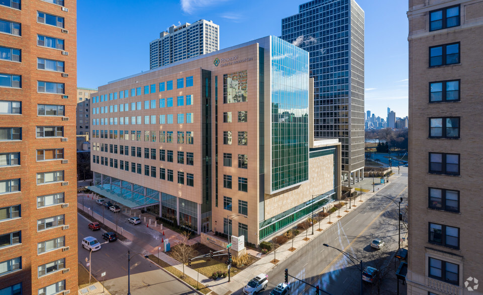 331 W Surf St, Chicago, IL à louer - Photo de l’immeuble – Image 3 sur 17