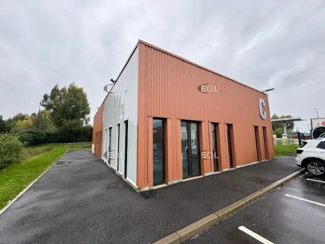 Local d’activités dans Le Coudray-Montceaux à louer - Photo de l’immeuble – Image 2 sur 4