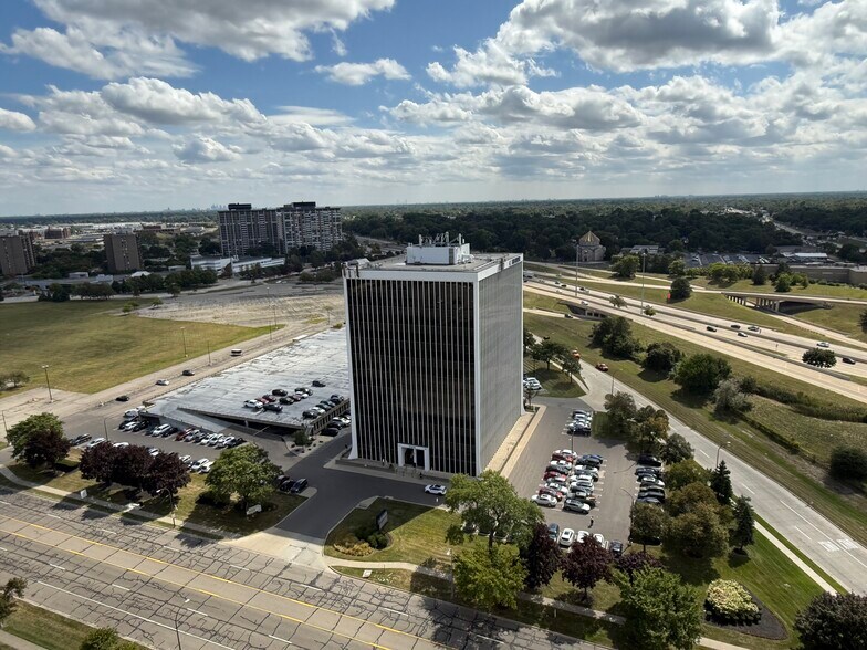 17515 W 9 Mile Rd, Southfield, MI à vendre - Photo de l’immeuble – Image 1 sur 6