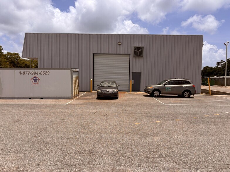 301 Lewis St, Fort Walton Beach, FL à louer - Photo de l’immeuble – Image 3 sur 16