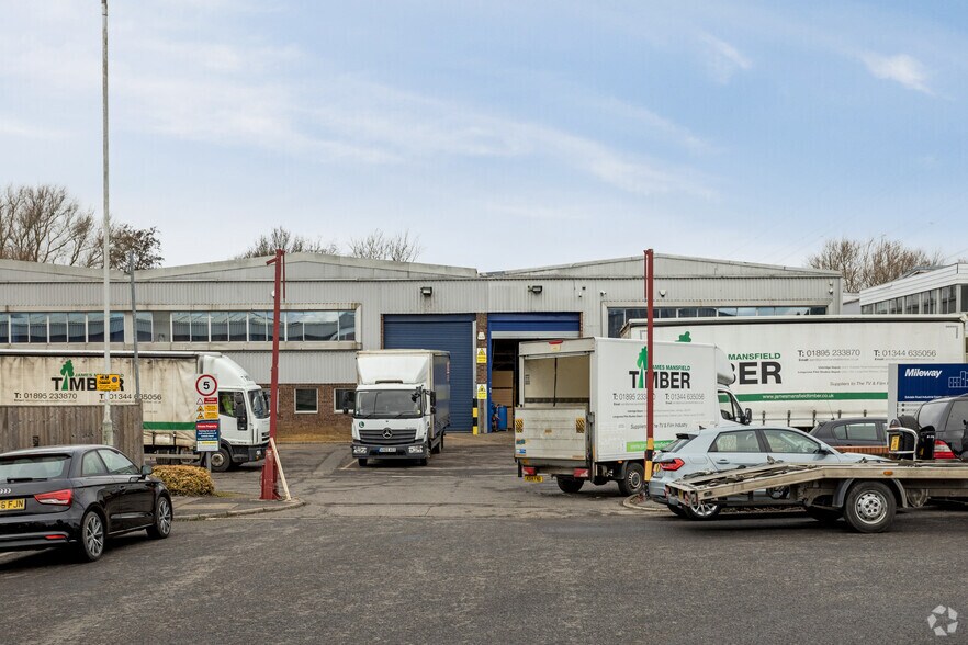 Eskdale Rd, Uxbridge à louer - Photo de l’immeuble – Image 3 sur 6