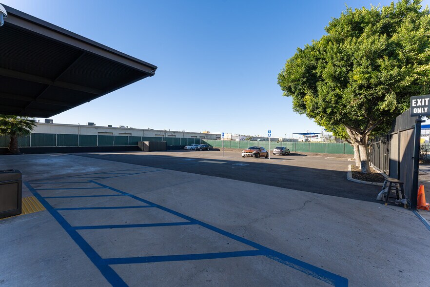 1090 S Arrowhead Ave, San Bernardino, CA à louer - Photo de l’immeuble – Image 3 sur 17