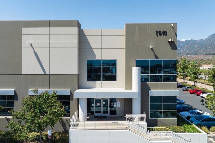 7010 N Cajon Blvd, San Bernardino, CA à louer - Photo de l’immeuble – Image 3 sur 8