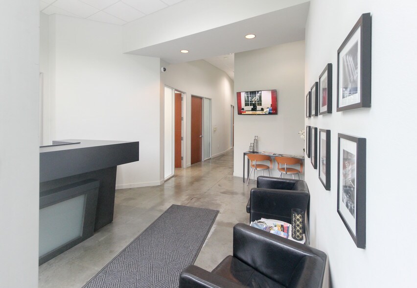 28005 Smyth Dr, Santa Clarita, CA à louer - Hall d’entrée – Image 2 sur 10