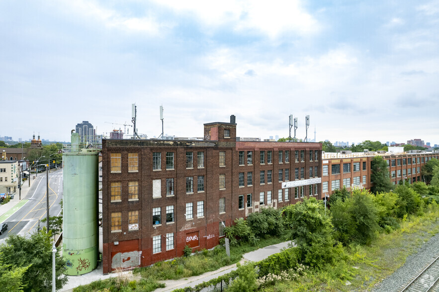 1655 Dupont St, Toronto, ON à louer - Photo de l’immeuble – Image 2 sur 10