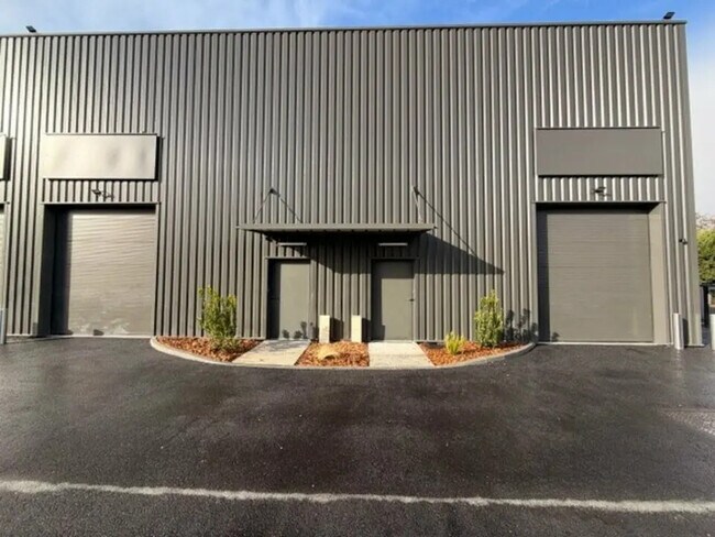 Plus de détails pour Local d’activités à vendre