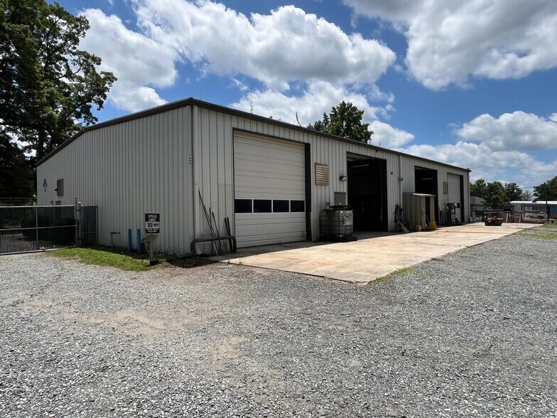 6415 Lakeview Rd, Charlotte, NC à louer - Photo de l’immeuble – Image 3 sur 17