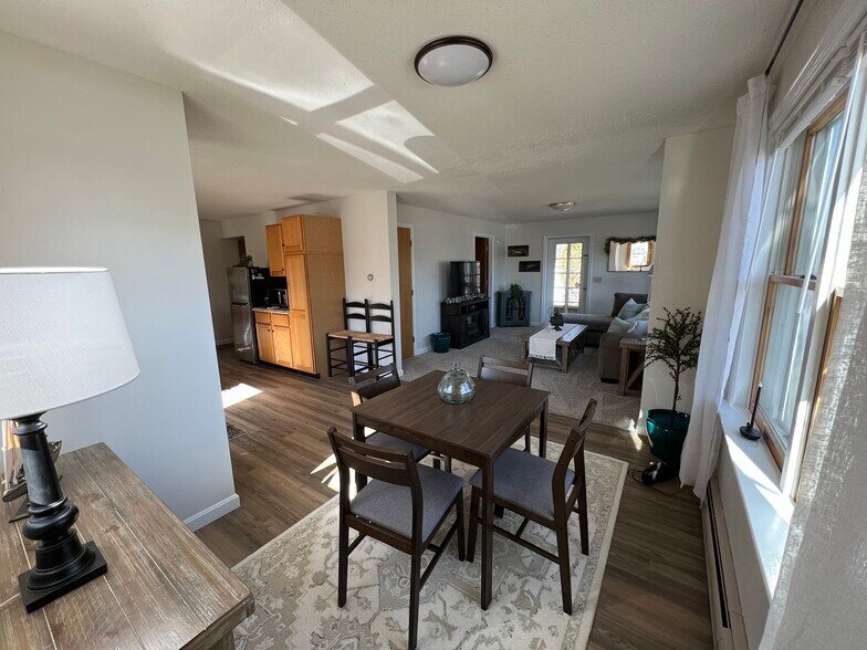 20 Canal St, Machias, ME à vendre - Photo principale – Image 1 sur 76