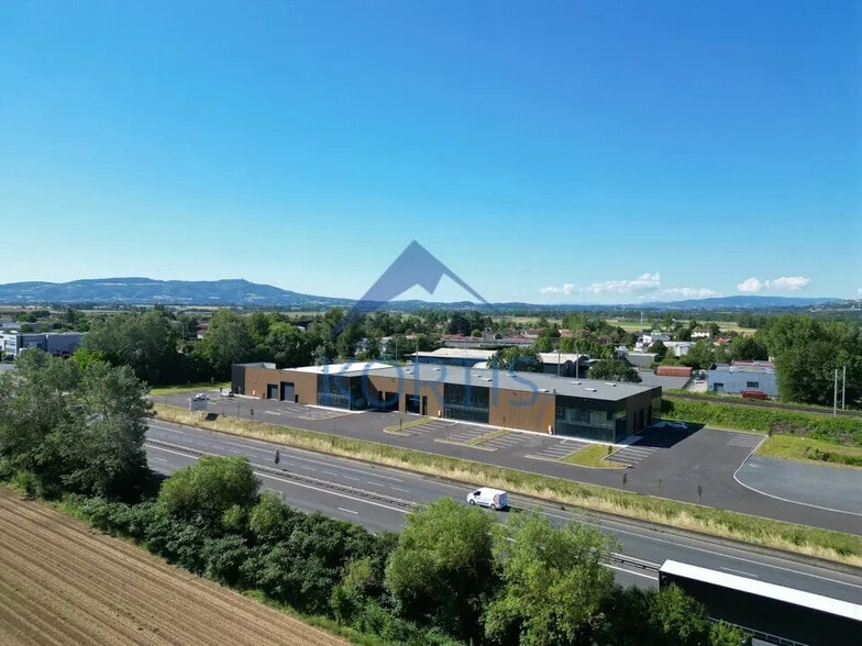 Local d’activités dans Ambérieux à louer - Photo de l’immeuble – Image 1 sur 4