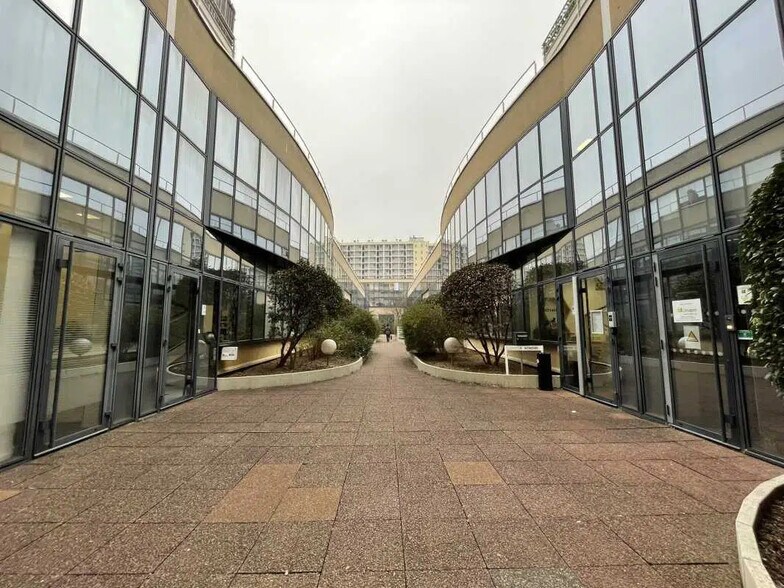 Local d’activités dans Vanves à louer - Photo de l’immeuble – Image 1 sur 10