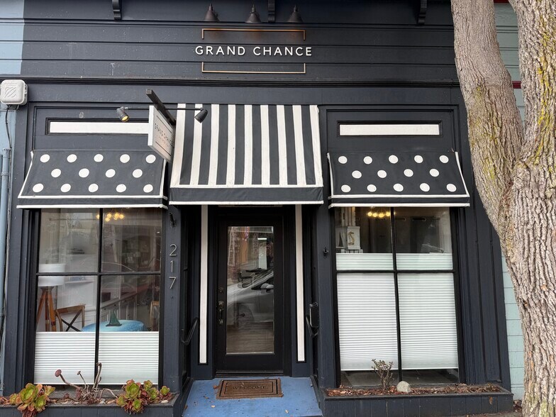 217 Grand Ave, Pacific Grove, CA à vendre - Photo de l’immeuble – Image 2 sur 13