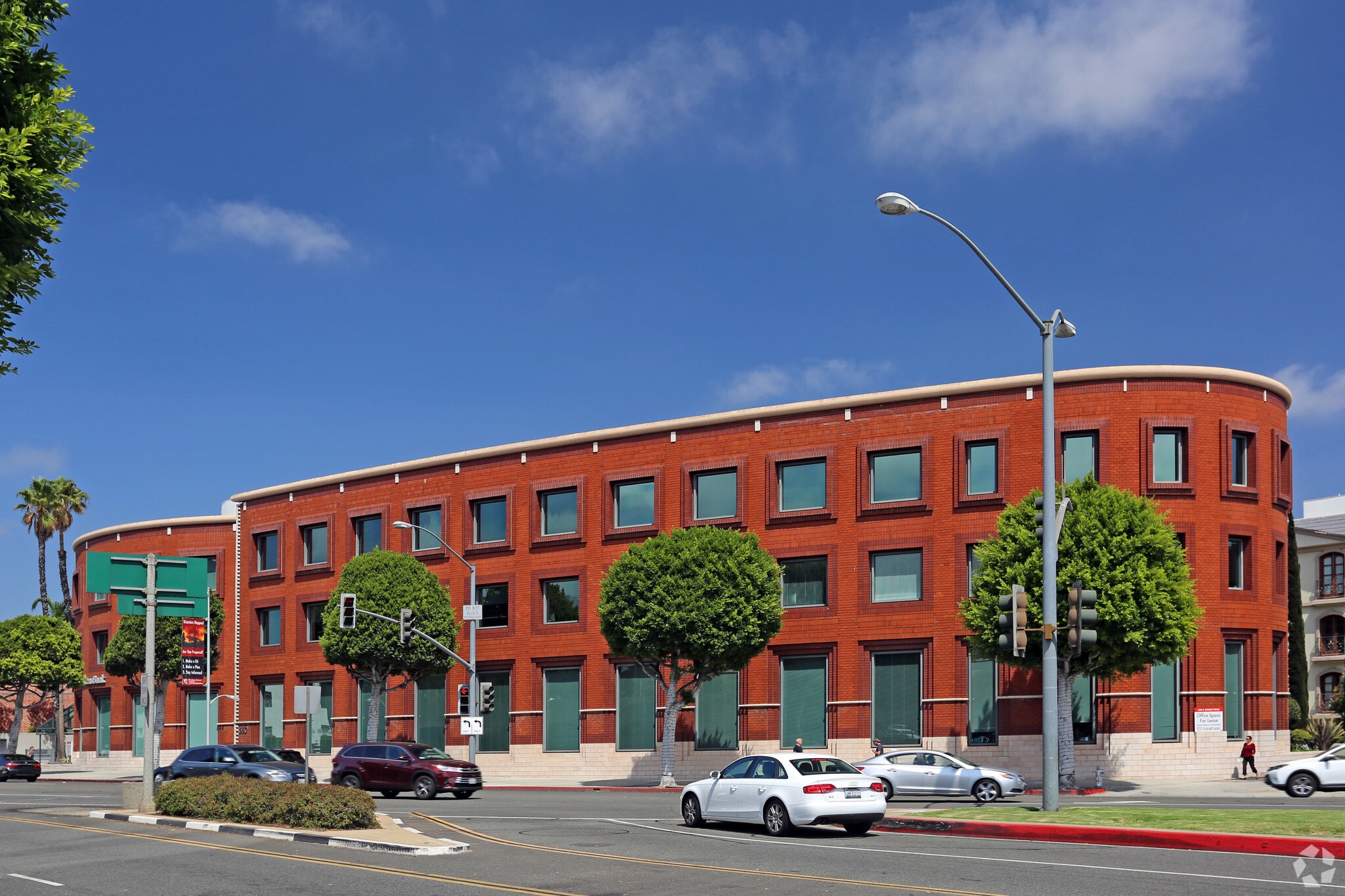 350 S Beverly Dr, Beverly Hills, CA à louer Photo principale– Image 1 sur 8