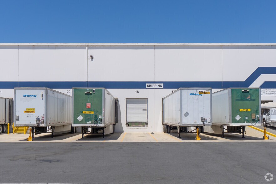 800 N Plaza Dr, Visalia, CA à louer - Photo de l’immeuble – Image 2 sur 3