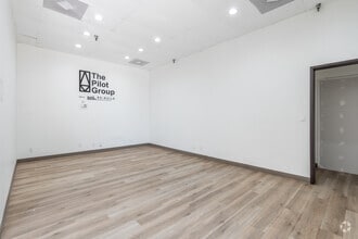 128 W Walnut Ave, Monrovia, CA à louer Hall d’entrée– Image 1 sur 9