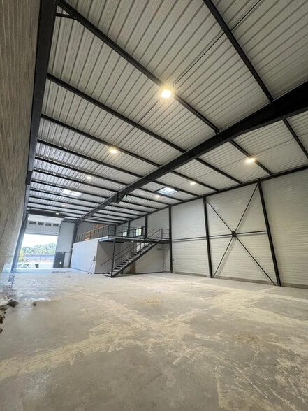 Local d’activités dans Gardanne à louer - Photo intérieure – Image 1 sur 4