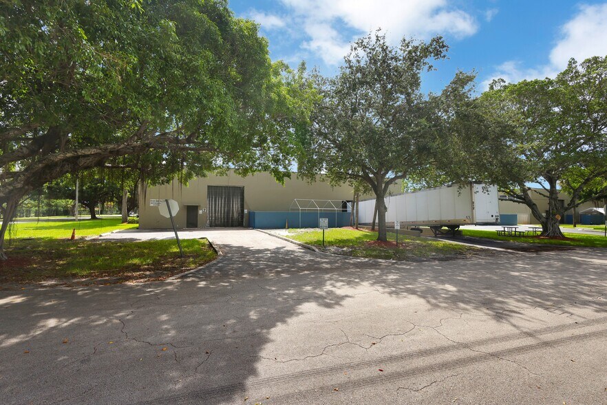 14100 NW 58th Ct, Miami Lakes, FL à louer - Photo de l’immeuble – Image 2 sur 4