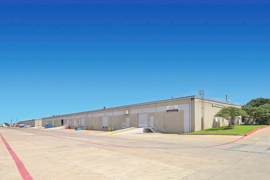 1205 W Carrier Pky, Grand Prairie, TX à louer - Photo de l’immeuble – Image 3 sur 20