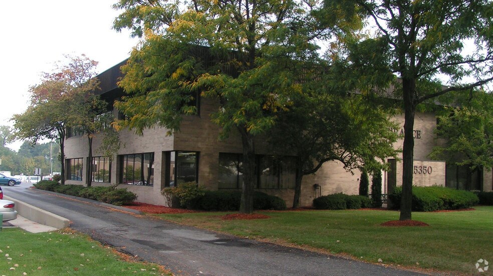15350 N Commerce Dr, Dearborn, MI à louer - Photo de l’immeuble – Image 3 sur 3