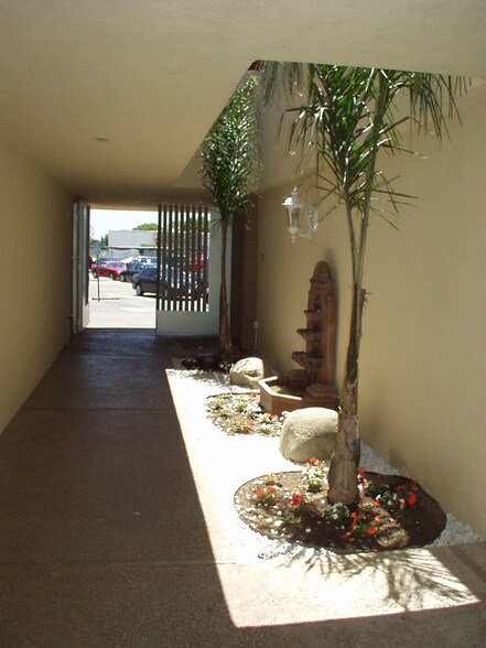 3340 W Ball Rd, Anaheim, CA à louer - Photo de l’immeuble – Image 2 sur 6